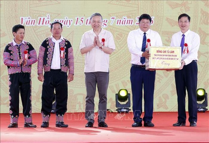 Tổng Bí thư, Chủ tịch nước Tô Lâm tặng quà cho Đảng ủy, HĐND, UBND, Ủy ban MTTQ Việt Nam xã Vân Hồ. Ảnh: Thống Nhất/TTXVN.