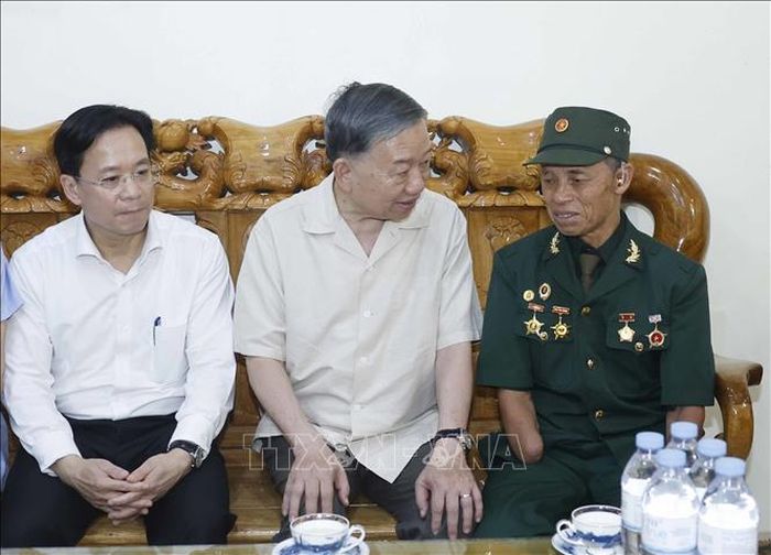 Tổng Bí thư, Chủ tịch nước Tô Lâm đến thăm và tặng quà gia đình ông Đoàn Thế Kỷ là thương binh 1/4, (trú tại Tiểu khu Sao Đỏ 2, xã Vân Hồ, tỉnh Sơn La). Ảnh: Thống Nhất/TTXVN