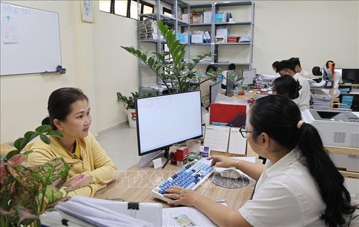 Cán bộ Tòa án nhân dân khu vực 2 TP Hồ Chí Minh tiếp dân.