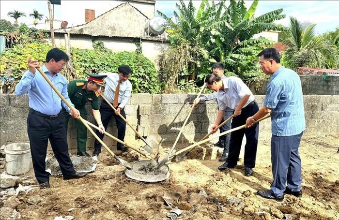 Phó Bí thư Tỉnh ủy, Chủ tịch Ủy ban Mặt trận Tổ quốc Việt Nam tỉnh Quảng Trị Nguyễn Chiến Thắng và Phó Chủ tịch UBND tỉnh Lê Văn Bảo thực hiện nghi thức khởi công tại xã Ninh Châu. Ảnh: TTXVN phát