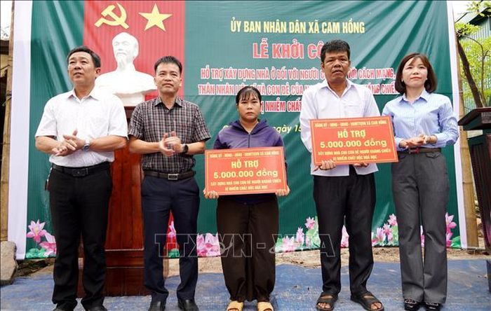 Trao hỗ trợ cho các gia đình có công với cách mạng và những người chịu hậu quả nặng nề của chiến tranh. Ảnh: Võ Dung/TTXVN