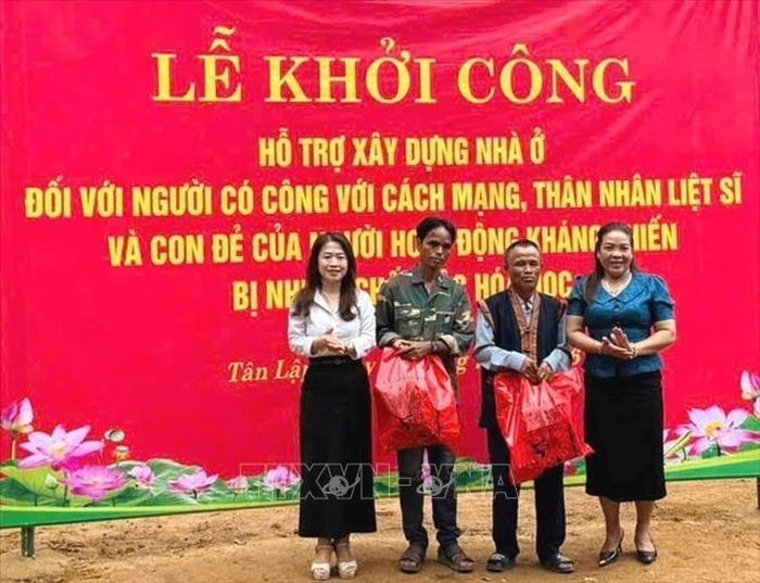 Tặng quà cho các hộ dân tại xã Tân Lập (Quảng Trị) được hỗ trợ xây nhà trong chương trình. Ảnh: TTXVN phát