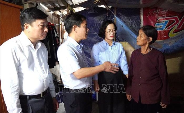 Lãnh đạo tỉnh Quảng Trị thăm hỏi hộ dân tại phường Bắc Gianh được hỗ trợ xây nhà trong chương trình. Ảnh: Võ Dung/TTXVN