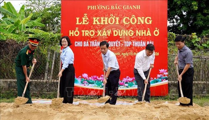 Bí thư Tỉnh ủy Quảng Trị Nguyễn Văn Phương và Phó Bí thư Tỉnh ủy, Chủ tịch Ủy ban nhân dân tỉnh Lê Hồng Vinh cùng các đại biểu thực hiện nghi thức khởi công hỗ trợ xây nhà cho hộ dân tại phường Bắc Gianh. Ảnh: Võ Dung/TTXVN
