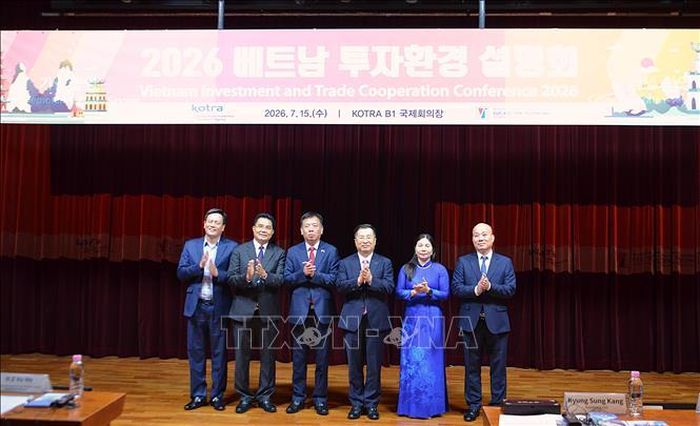 Các đại biểu chụp ảnh lưu niệm.
