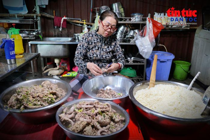 Bà Thu hằng ngày phụ giúp con gái chuẩn bị thức ăn cho những chú chó được cưu mang.