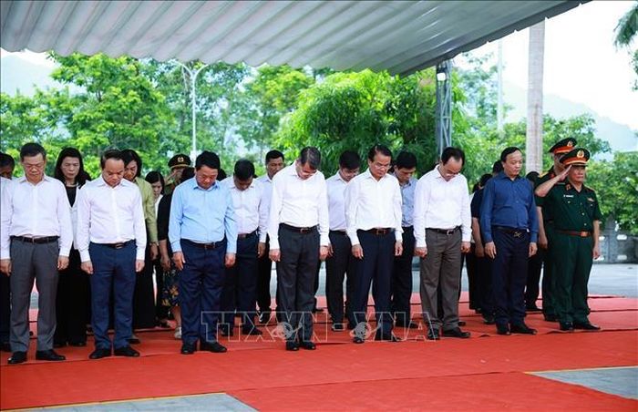 Thủ tướng Lê Minh Hưng và thành viên đoàn công tác tưởng niệm các Anh hùng liệt sĩ tại Nghĩa trang liệt sĩ quốc gia Vị Xuyên (tỉnh Tuyên Quang). Ảnh: Dương Giang/TTXVN