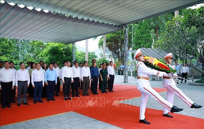 Thủ tướng Lê Minh Hưng dâng hoa tưởng niệm các Anh hùng liệt sĩ tại Nghĩa trang liệt sĩ quốc gia Vị Xuyên (tỉnh Tuyên Quang). Ảnh: Dương Giang/TTXVN