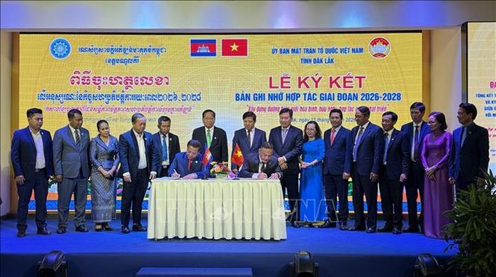 Ủy ban Mặt trận Tổ quốc Việt Nam tỉnh Đắk Lắk và Mặt trận Đoàn kết Phát triển Tổ quốc Campuchia tỉnh Mondulkiri ký kết biên bản ghi nhớ hợp tác.