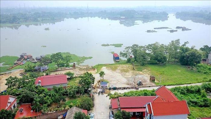 Toàn cảnh khu vực cửa khẩu đê Đô Tân bên sông Công, xã Trung Giã, Hà Nội, nơi diễn ra cuộc diễn tập. Ảnh: Trung Nguyên/TTXVN