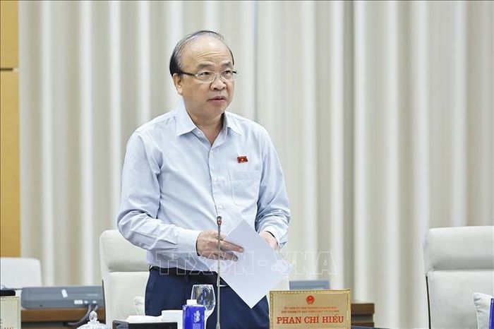 Chủ nhiệm Ủy ban Pháp luật và Tư pháp của Quốc hội Phan Chí Hiếu trình bày tóm tắt báo cáo thẩm tra sơ bộ, đề xuất các vấn đề cần Quốc hội tập trung thảo luận. Ảnh: Doãn Tấn/TTXVN