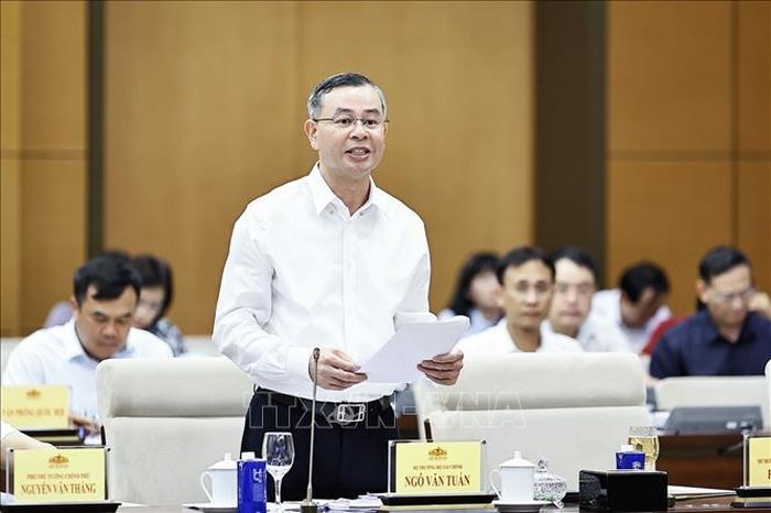 Bộ trưởng Bộ Tài chính Ngô Văn Tuấn thuyết trình về nội dung cơ bản của dự thảo. Ảnh: Doãn Tấn/TTXVN
