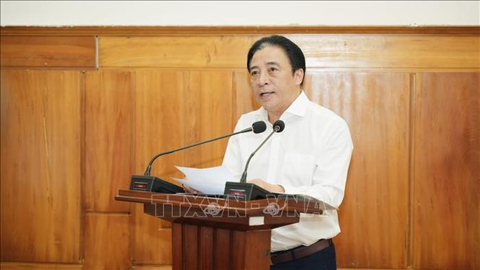 Chủ tịch UBND thành phố Huế Nguyễn Khắc Toàn báo cáo tình hình phát triển kinh tế - xã hội địa phương trong 6 tháng đầu năm và giải pháp trọng tâm trong thời gian tới.