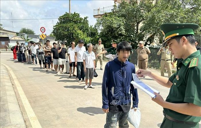 Tiếp nhận công dân Việt Nam do lực lượng chức năng Campuchia trao trả.