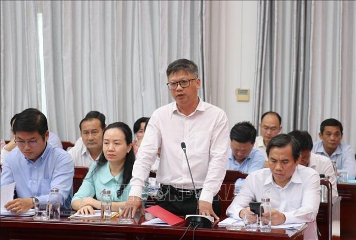 Ông Lê Minh Thế, Bí thư Đảng ủy phường Tân Ninh, trao đổi về công tác tiếp công dân và giải pháp tập trung xử lý dứt điểm các vụ việc tồn đọng, kéo dài trên địa bàn.
