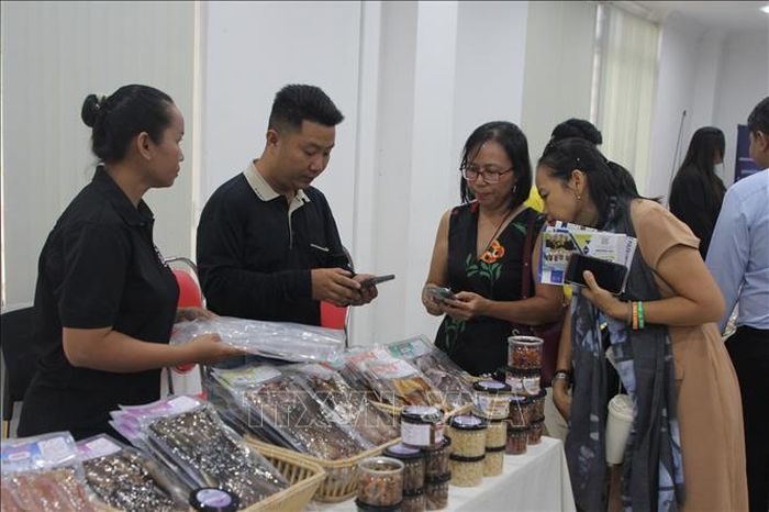 Các đại biểu tìm hiểu sản phẩm của các doanh nghiệp Campuchia trưng bày tại hội thảo. Ảnh: Minh Hưng/PV TTXVN tại Campuchia