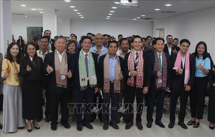 Các đại biểu chụp ảnh lưu niệm tại hội thảo. Ảnh: Minh Hưng/PV TTXVN tại Campuchia