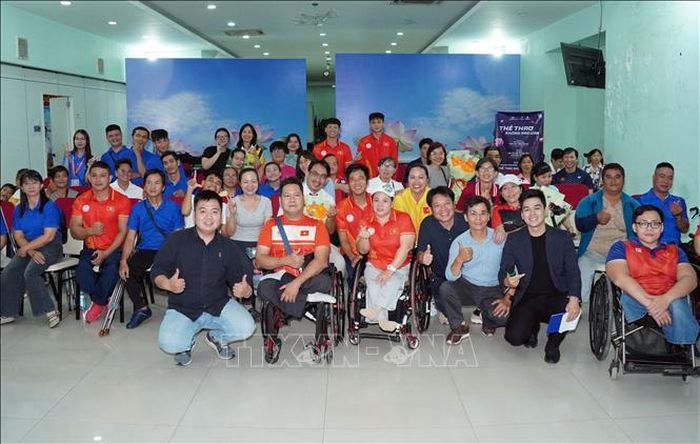 Các đại biểu, diễn giả và vận động viên chụp ảnh lưu niệm tại Ngày hội sáng tạo Vietnam ParaSports.