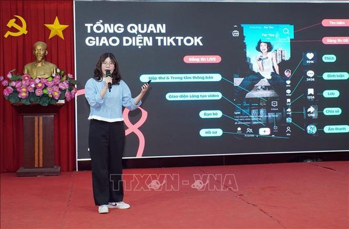 Bà Phương Linh, Quản lý Nhà sáng tạo Nội dung số mảng Thể thao, Tiktok Đông Nam Á chia sẻ tại Ngày hội sáng tạo Vietnam ParaSports.