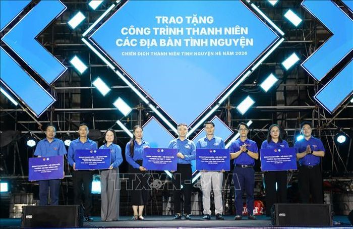 Trao biểu trưng các công trình thanh niên dành cho các địa phương đồng hành trong Chiến dịch Thanh niên tình nguyện hè năm 2026.