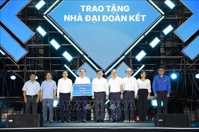 Tại chương trình ban tổ chức cũng thực hiện việc trao biểu trưng nhà Đại đoàn kết cho các phường Bắc Kạn, Đức Xuân và xã Ba Bể với tông trị giá 300 triệu đồng.