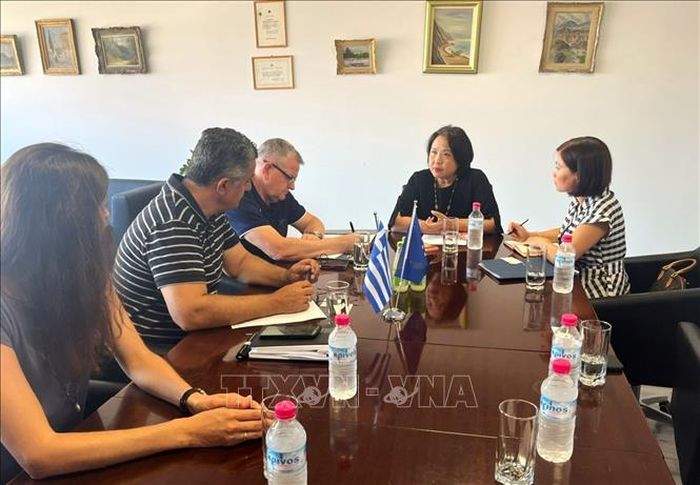 Đại sứ Phạm Thị Thu Hương có cuộc gặp, làm việc với Phòng Thương mại Patras. Ảnh: ĐSQ Việt Nam tại Hy Lạp cung cấp