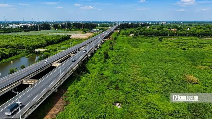 Dự án mở rộng cao tốc Tp.HCM - Trung Lương - Mỹ Thuận có tổng chiều dài hơn 96 km, nối Tp.HCM với miền Tây, được khởi công ngày 19/12/2025. Dự án có điểm đầu tại nút giao Chợ Đệm (Tp.HCM); điểm cuối ở phía bắc cầu Mỹ Thuận 2 (tỉnh Đồng Tháp). Tổng vốn đầu tư hơn 36.000 tỷ đồng.