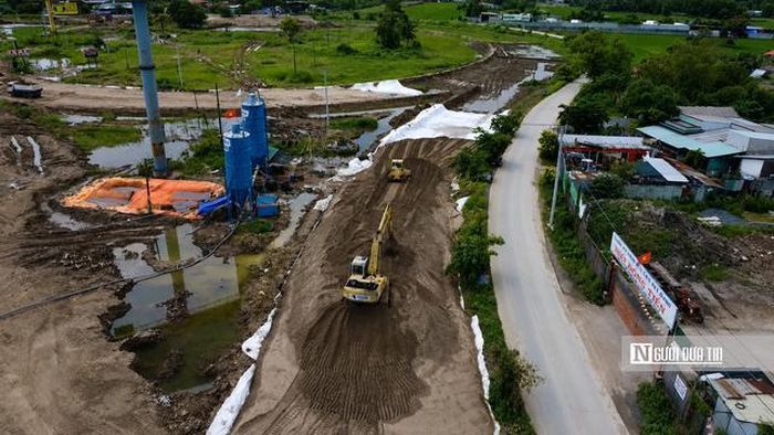 Tập đoàn Đèo Cả, đại diện liên danh dự án, cho biết, sau 6 tháng khởi công, công trình đã huy động gần 1.000 nhân sự cùng 450 máy móc, thiết bị. Trên toàn tuyến có 62 mũi thi công, sản lượng đạt khoảng 1.054 tỷ đồng, tương đương gần 5% giá trị xây lắp.