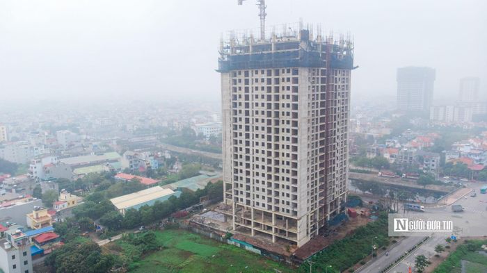 Vào tháng 10/2009, Tincom Group được UBND Tp.Hà Nội trao quyết định làm chủ đầu tư triển khai xây dựng dự án trên khu đất rộng 56.440m2. Thế nhưng, vì thi công chưa có giấy phép xây dựng, dự án đã bị đình chỉ. Đến cuối năm 2011, dự án này mới có giấy phép xây dựng nhưng đến đầu năm 2012 dự án rơi vào cảnh "đắp chiếu" (Ảnh chụp dự án vào tháng 3/2021).