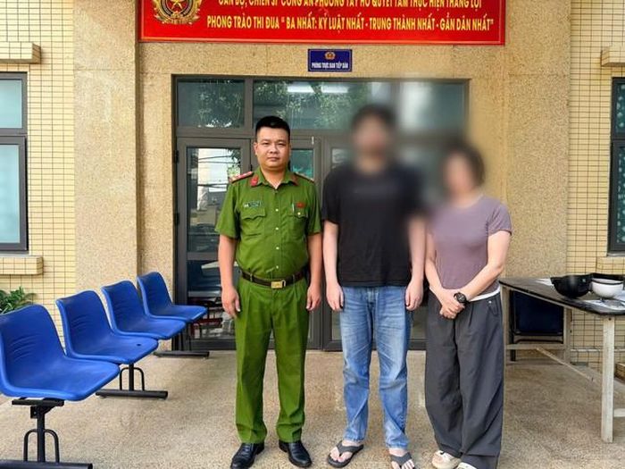 Công an phường bàn giao H.M.H. cho gia đình. Ảnh: Công an Tp.Hà Nội.