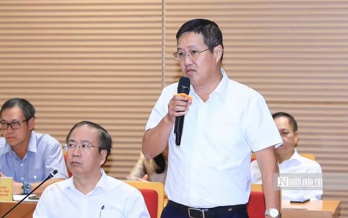 Ông Vũ Quốc Hưng - Trưởng Ban Quản lý chợ Hồng Hà trả lời chất vấn (Ảnh: Quang Thái).
