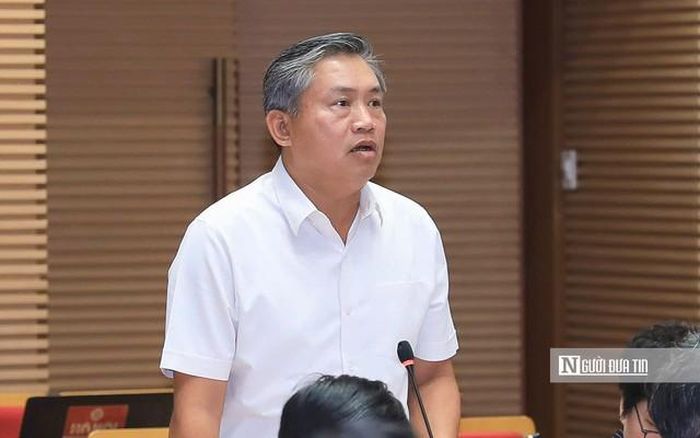 Ông Lê Hồng Thắng - Chủ tịch UBND phường Hồng Hà trả lời chất vấn (Ảnh: Quang Thái).