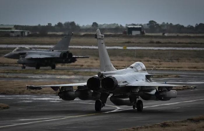 Các máy bay chiến đấu Rafale của Không quân Pháp di chuyển trên đường băng tại Căn cứ Không quân 120 ở Cazaux, Tây Nam nước Pháp, tháng 1/2026. Ảnh: Getty