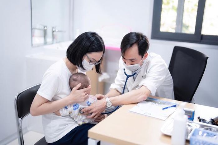 Bác sĩ thăm khám cho bệnh nhi (Ảnh: BVCC).