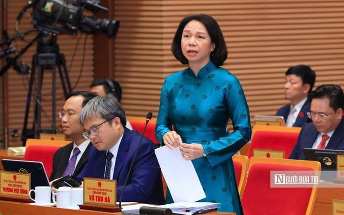 Bà Vũ Thu Hà - Phó Chủ tịch UBND Thành phố Hà Nội trả lời chất vấn sáng ngày 15/7 (Ảnh: Quang Thái).