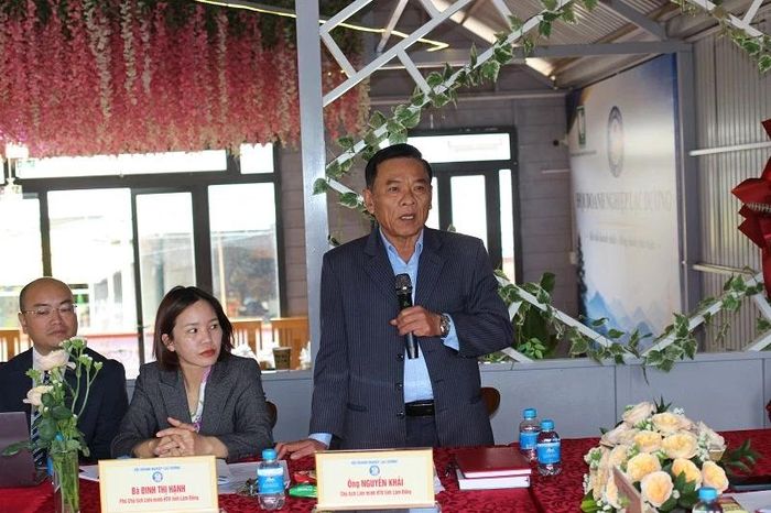 Ông Nguyễn Khải – Chủ tịch Liên minh Hợp tác xã tỉnh Lâm Đồng, trao đổi thông tin. 