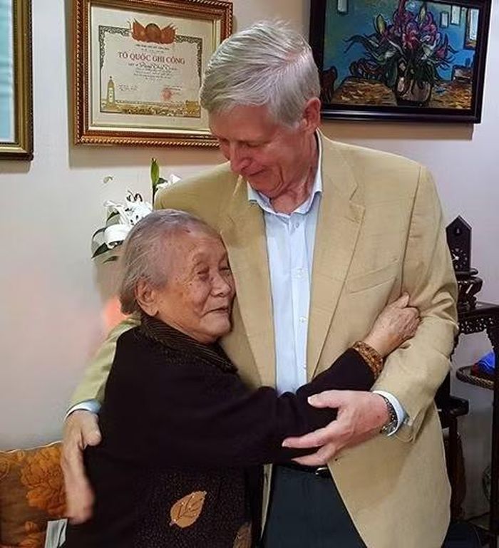 Bà Doãn Ngọc Trâm và ông Carl W. Greifzu, cựu binh Mỹ. Ảnh: Thanh Hằng