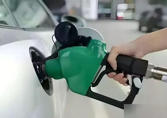 Ngừng bán xe xăng mới không đồng nghĩa với cấm xe xăng đã đăng ký lưu hành. Ảnh: Sohu.