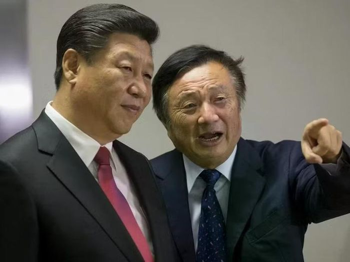 Ông Nhậm Chính Phi đón nhà lãnh đạo Tập Cận Bình đến thăm doanh nghiệp. Ảnh: Xinhua.