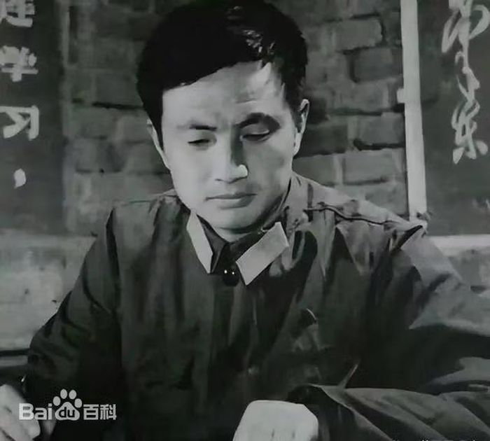 Nhậm Chính Phi khi còn khoác áo lính. Ảnh: Baidu.