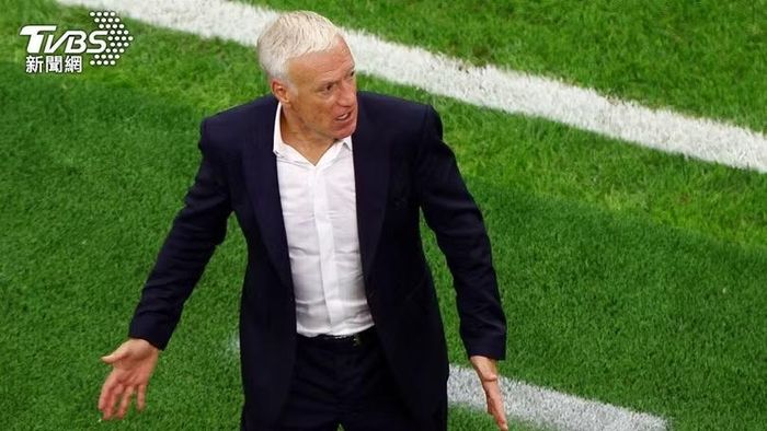 HLV Didier Deschamps phản ứng trước xử lý của trọng tài người El Salvador mà ông cho là không công bằng với các cầu thủ Pháp. Ảnh: TVBS.