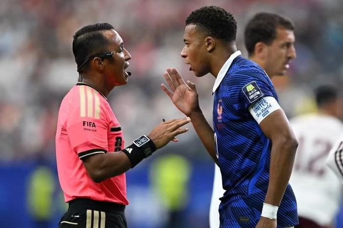 Mbappe phản ứng với quyết định của trọng tài người El Salvador Ivan Barton. Ảnh: AFP.
