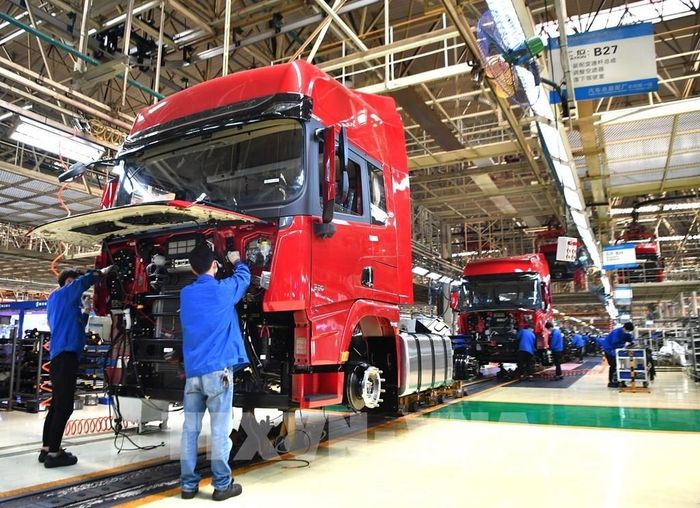 Công nhân làm việc tại dây chuyền sản xuất xe tải hạng nặng của Tập đoàn sản xuất ô tô Thiểm Tây, Trung Quốc. Ảnh: THX/TTXVN