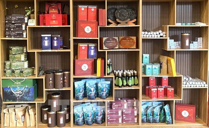 Không gian trưng bày, giới thiệu đa dạng sản phẩm OCOP của tỉnh Tuyên Quang. Ảnh: Minh Tâm-TTXVN