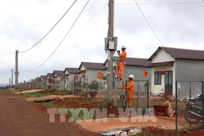Nhân viên quản lý vận hành đường dây thuộc Điện lực Tuy Đức (Công ty Điện lực Lâm Đồng) kiểm tra vận hành lưới điện tại điểm dân cư liền kề bon Bu Dăr, xã biên giới Quảng Trực, (tỉnh Lâm Đồng). Ảnh Thanh Vũ - TTXVN