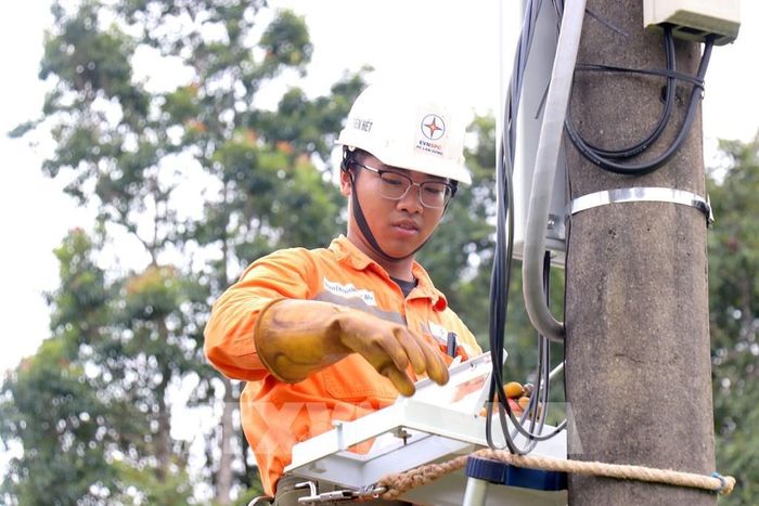 Nhân viên quản lý vận hành đường dây thuộc Điện lực Tuy Đức (Công ty Điện lực Lâm Đồng) kiểm tra vận hành lưới điện tại điểm dân cư liền kề bon Bu Dăr, xã biên giới Quảng Trực, (tỉnh Lâm Đồng). Ảnh Thanh Vũ - TTXVN
