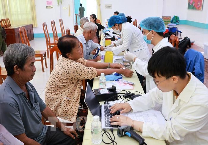 Đơn vị chuyên môn lấy mẫu sinh phẩm ADN thân nhân liệt sĩ chưa xác định thông tin. Ảnh: Nhựt An - TTXVN