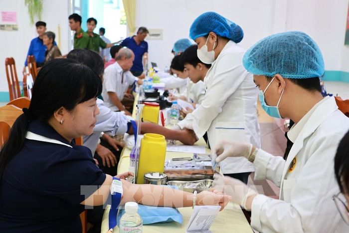 Đơn vị chuyên môn lấy mẫu sinh phẩm ADN thân nhân liệt sĩ chưa xác định thông tin. Ảnh: Nhựt An - TTXVN