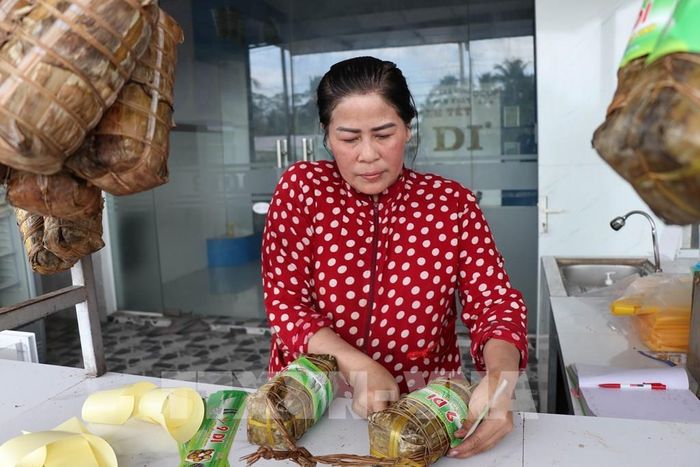 Bánh tét của cơ sở 9 Di (xã Hưng Mỹ, tỉnh Vĩnh Long) đạt chuẩn OCOP 3 sao. Ảnh: Thanh Hòa - TTXVN