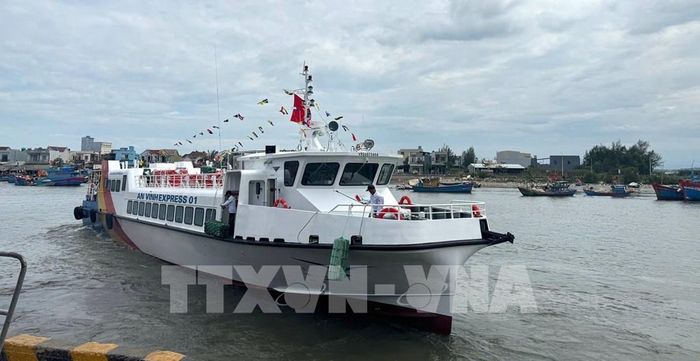 Tàu vận tải hành khách xuất bến. Ảnh: Đinh Hương - TTXVN
